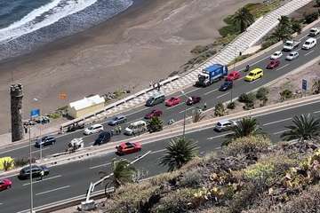Grave accidente de tráfico de un camión que se precipitó ladera abajo en La Laja/TA.